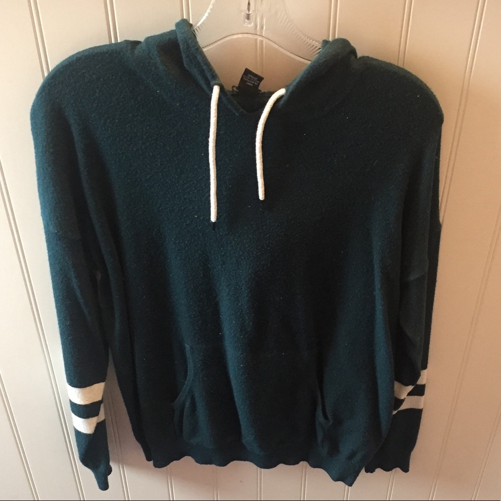 Cozy hoodie with white stripes on sleeves